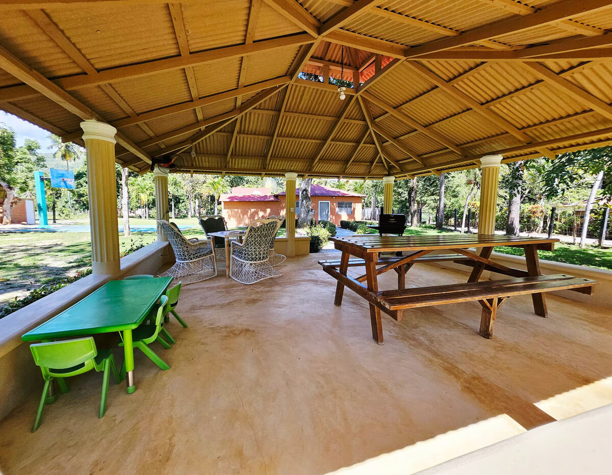 Interior del gazebo en Hacienda López Espino Samaná