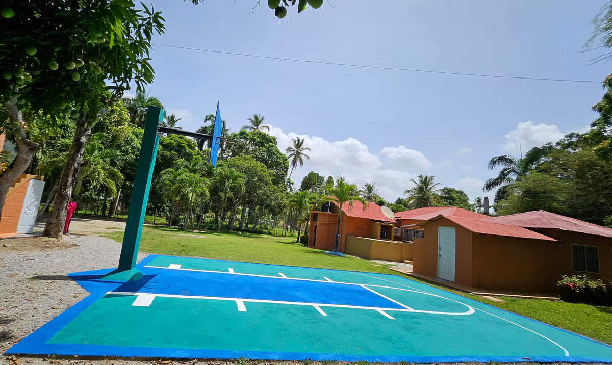 Cancha de baloncesto y gazebo en Hacienda López Espino Samaná