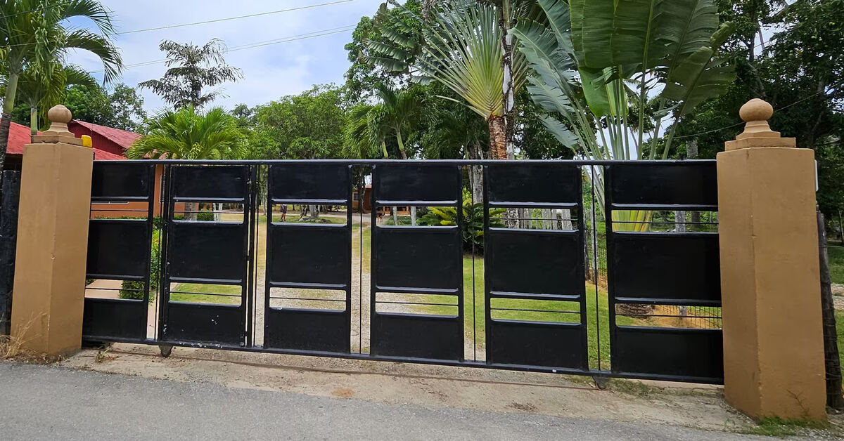 Portón de seguridad de Hacienda López Espino Samaná